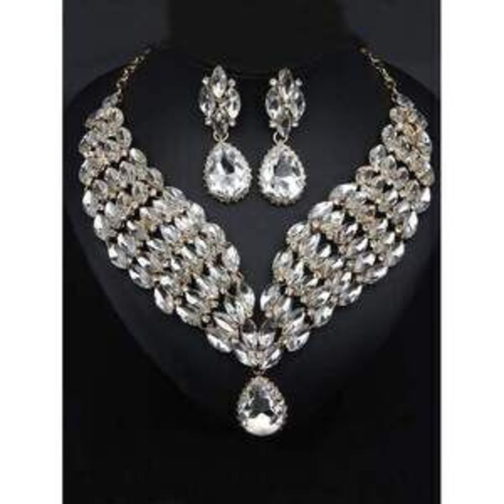 This 3-Piece And Extravagant Crystal Necklace And Earring Set Is Perfe Gift